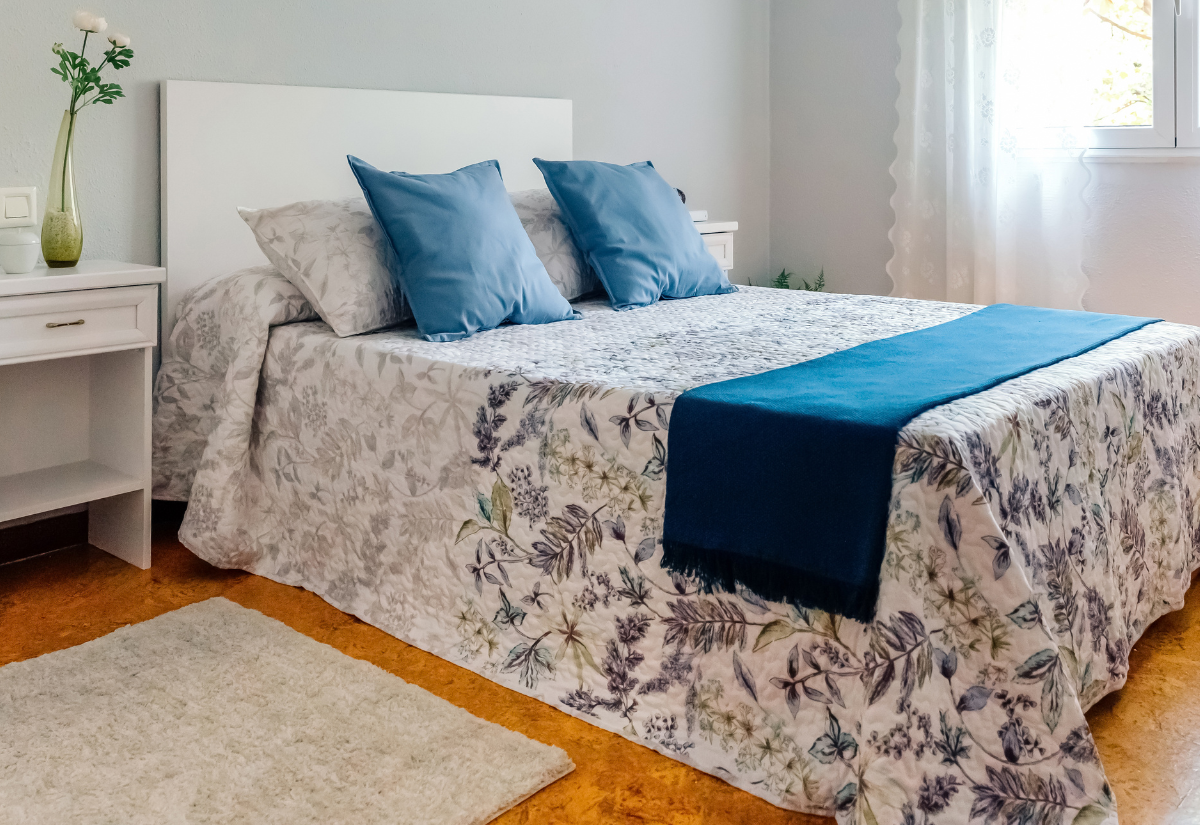 Кувертюра за легло – декорация или практично решение?