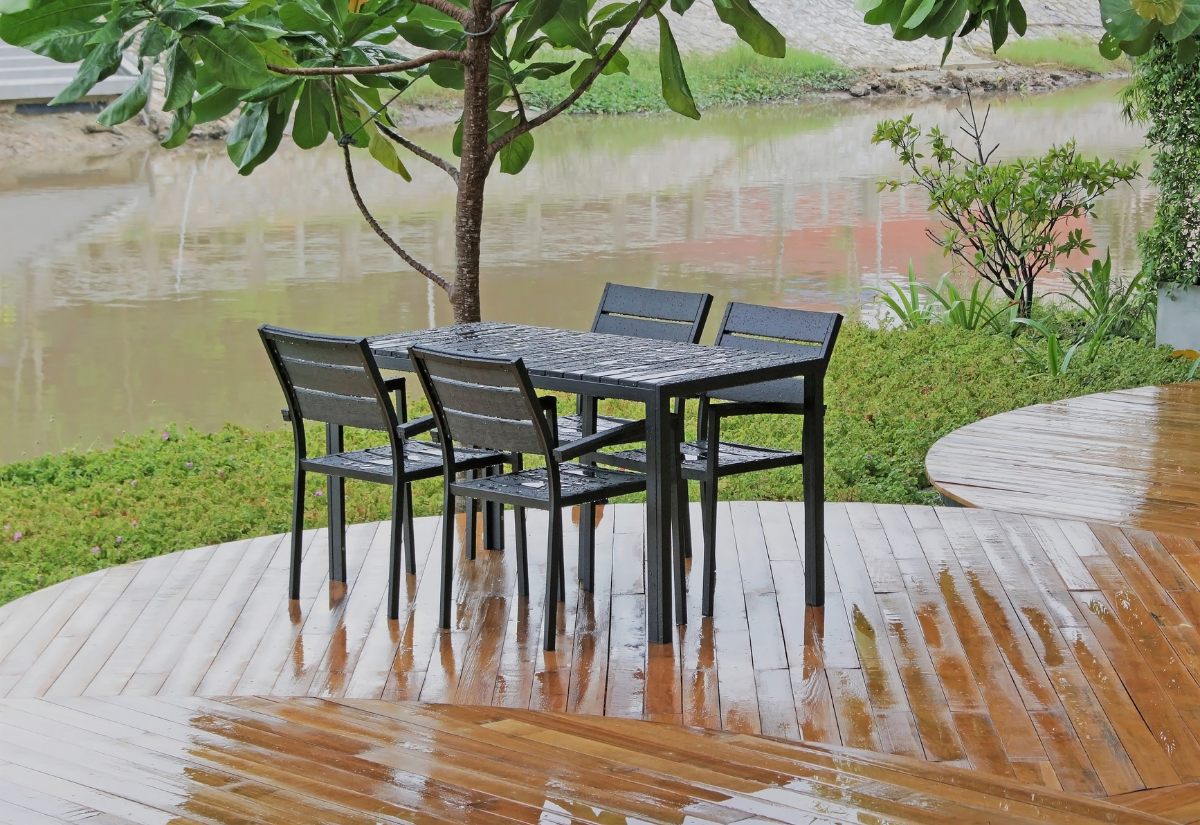 Градински мебели: как да ги предпазите от дъжд