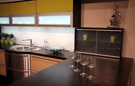 kitchen with glass.jpg (31 KB)